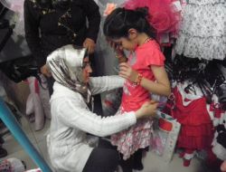 Üçgül Mezunları, 23 Çocuğu Giydirdi