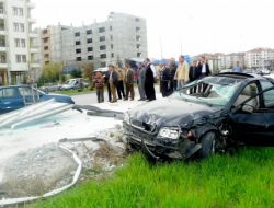 Otomobil Durakta Bekleyen Anne İle Kızına Çarptı