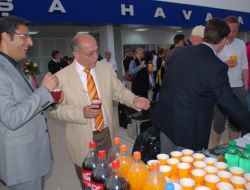 Alanya, İlk Uluslararası Uçağını Halk Oyunları Ve İkramlarla Karşıladı