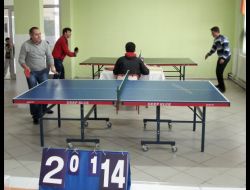 Kula Özel Ufuk İlköğretim'de Babalar Masa Tenisinde Terliyor