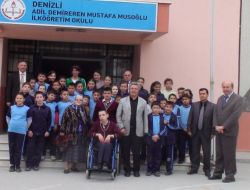 Mebrure Nine Emekli Maaşıyla Aldığı Tekerlekli Sandalyeyi Engelliye Hediye Etti