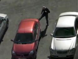 Park Halindeki Araçlara Saldıran Sarhoşu Polis Zor Kurtardı