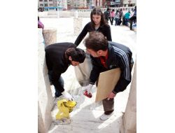 Tarihi Eser İçinde Önce Ders, Sonra Temizlik Yapıyor