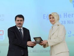Eğitime Destek Veren Valiye Madalya