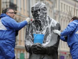 Dostoyevski Temizlik İçin Kendi Kovasını Tuttu
