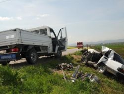 Balıkesir'de Kamyonetle Otomobil Çarpıştı