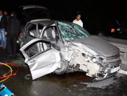 Lastiği Patlayan Otomobil Tır'a Çarptı!