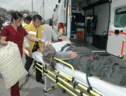 Kazada Yaralanan Şahsa İlk Müdahaleyi Olay Yerinden Geçen Doktor Yaptı