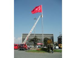 Taksim’deki Devasa Bayrak İndirilme İhtimaline Karşılık Direğe Sabitlendi