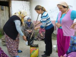 Köylü Kadınlar Zeytin Yağından Sabun Üretiyor