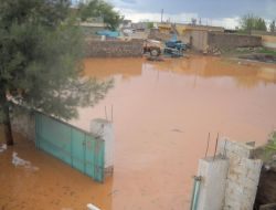 Şanlıurfa'da Ürünleri Dolu Vurdu, Evleri Sel Bastı