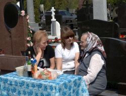 Ukraynalılar İşçi Bayramı’nda Kabir Ziyareti Yaptı