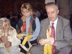 Vali Öner, Eşiyle Birlikte Köylülerle Mısır İmecesine Katıldı
