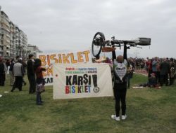 İzmir'de 1 Mayıs Bayram Havasında Kutlandı