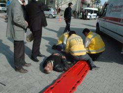 Ehliyetsiz Sürücü Kaza Yaptı, Yarasına Aldırış Etmeden Sigara İçti