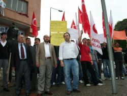 Ucube Sergisini Protesto Eden Alperenler, Chp'ye Silah Çelenk Bıraktı