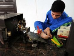 Endonezya' Da Görenleri Hayrette Bırakan Televizyon Tamircisi