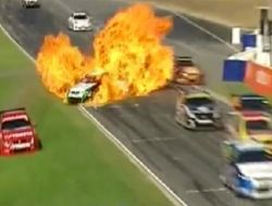 Yarış Pistinde Alev Topuna Dönen Araçtan Sağ Çıktı