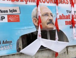 Kemal Kılıçdaroğlu'nun Afişini Yırttılar