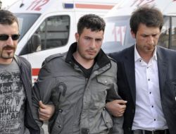 Atatürk Anıtı’na Örgüt Afişi Astığı Öne Sürülen Şahıs Sağlık Kontrolünden Geçti