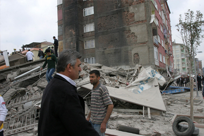 7 katlı bina çöktü