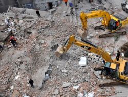 Malatya'da 7 Katlı Boş Bina Çöktü