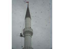 Minare Boyacısı Görenleri Hayrete Düşürüyor