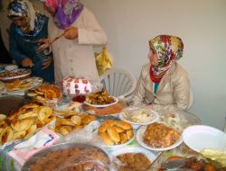 Kadınlar Öğrenciler Yararına Kermes Açtı