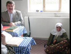 86 Yaşında Kur'an Öğrenerek Gençlere Örnek Oluyor