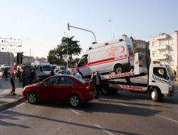 Dolmuş Ve Ambulans Çarpıştı: 14 Yaralı