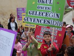 Anaokulu Öğrencileri Yürüyüşle Okul Öncesi Eğitime Dikkat Çekti