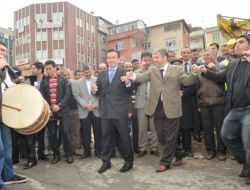 Evleri Yıkılan Vatandaşlar Davul Zurna Eşliğinde Halay Çekti