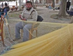 Av Yasağıyla Birlikte Balıkçılar Ağlarını Onarmaya Başladı