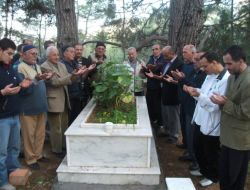 Ahireti Hatırlamak İçin Her Cuma Günü Kabir Ziyaretine Çıkıyorlar
