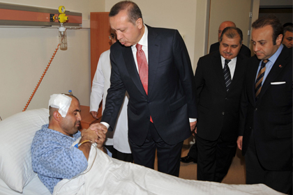 Başbakan'dan yaralı polise ziyaret