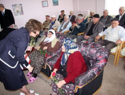 Burdur'da Protokol Eşleri Huzurevinde Yaşlıları Ziyaret Etti