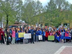 Öğrenciler Şenlik Havasında Kitap Okudu