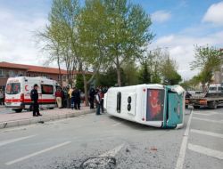 Yolcu Minibüsü İle Kamyonet Çarpıştı: 13 Yaralı