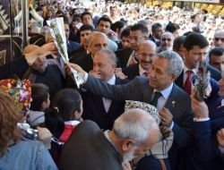 Arınç, Bursa Kapalı Çarşı’yı Gezip Vatandaşa Çiçek Dağıttı