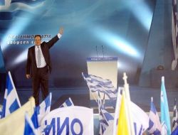 Karamanlis Atina'da Onbinlerden Oy İstedi!