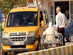 Hasta Eşini El Arabasıyla Hastaneye Getirdi
