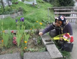 Grizuda Oğlunu Kaybeden Anne, Oğlunun Mezarına Çiçek Bıraktı