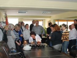 Ak Parti, Çaycı Fatma Ablanın Doğum Günü Ve Anneler Günü İçin Pasta Kesti