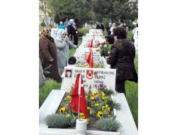 Anneler Günü'nde Şehitleri İçin Dua Ettiler!