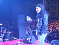 Kekilli’den Siyasetçilere Şarkılı Gönderme