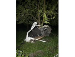 Otomobil Ağaçlara Çarparak 3'e Bölündü