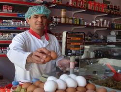 İş Yapamayan Esnaf Komşuları İçin Her Gün 3 Saat Dükkanını Kapatıyor
