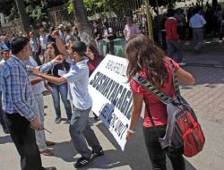 Okul Önünde Eylem Yapan Gruba Öğrencilerden Tepki