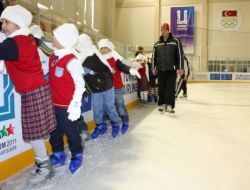 Okul Kıyafetleriyle Buz Pateni Eğitimine Alınan Çocuklar Zor Anlar Yaşadı