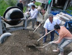 Erkekler Çimento Taşırken, Köylü Kadınlar Harç Yapıp Yola Beton Döküyor